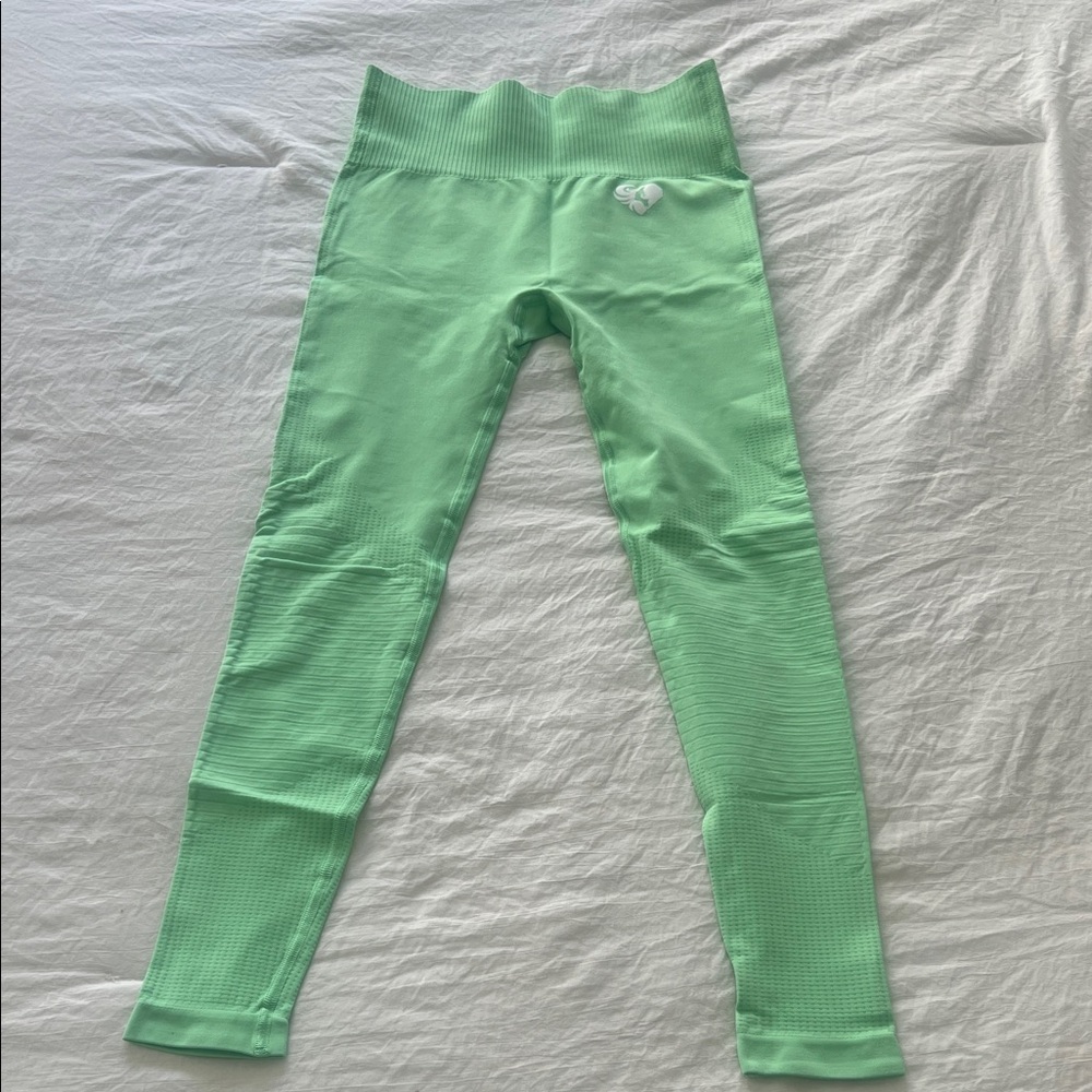 Women’s Best Green Leggings; size M; Never worn